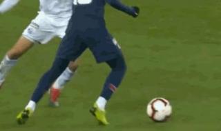 内马尔彩虹过人被揍